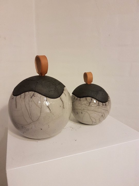 Kugle lågkrukke med læderhank, Rakubrændt keramik